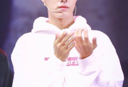 吃瓜爆料肖战恋情,肖战恋情大曝光，甜蜜瞬间引网友热议